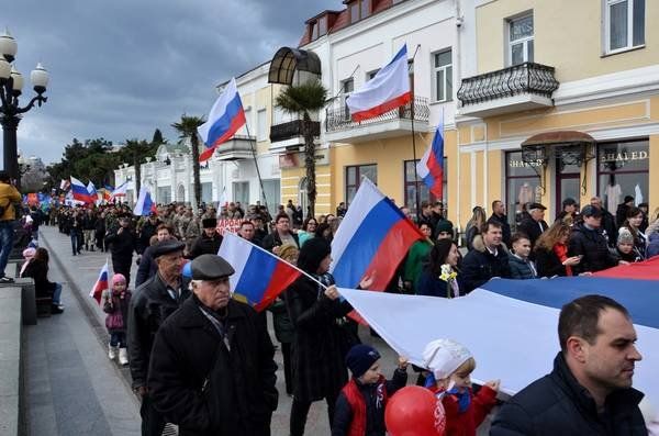 В Ялте в честь годовщины воссоединения Крыма с Россией состоялось праздничное шествие