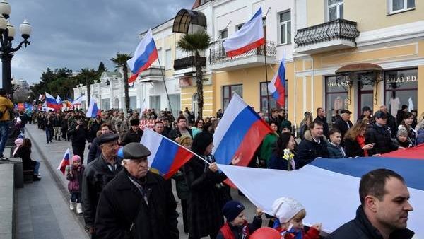 В Ялте в честь годовщины воссоединения Крыма с Россией состоялось праздничное шествие