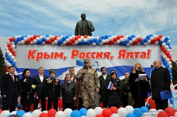В Ялте в честь годовщины воссоединения Крыма с Россией состоялось праздничное шествие