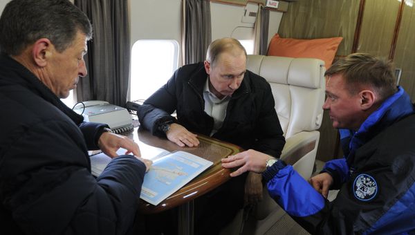 Рабочая поездка президента РФ В. Путина в Крымский федеральный округ. Президент России Владимир Путин (в центре), заместитель председателя правительства РФ Дмитрий Козак (слева) и руководитель Федерального дорожного агентства (Росавтодора) Роман Старовойт