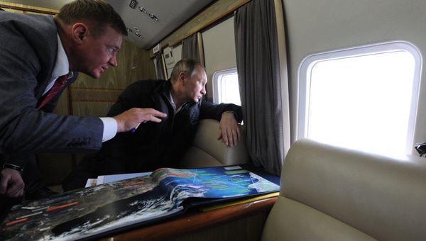 Президент России Владимир Путин (справа) и руководитель Федерального дорожного агентства (Росавтодора) Роман Старовойт во время облета транспортного перехода через Керченский пролив