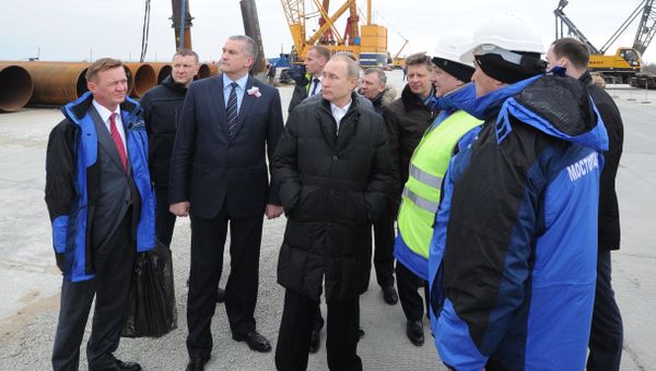 Президент России Владимир Путин (в центре) во время посещения строительной площадки транспортного перехода через Керченский пролив на острове Тузла Президент России Владимир Путин (в центре) во время посещения строительной площадки транспортного перехода через Керченский пролив на острове Тузла