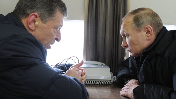 Президент России Владимир Путин (справа) и заместитель председателя правительства РФ Дмитрий Козак во время рабочая поездка президента в Крымский федеральный округ