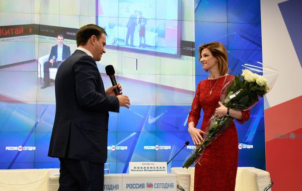 Прокурор Крыма Наталья Поклонская принимает поздравления с Днем рождения от руководителя подразделения МИА Россия в Крыму Вадима Волченко в пресс-центре МИА Россия сегодня