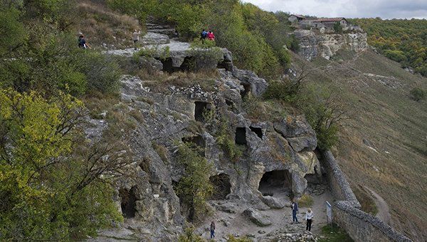 Средневековый пещерный город-крепость Чуфут-Кале в Бахчисарайском районе в Крыму