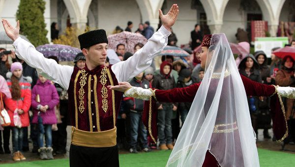 Мусульмане во время празднования праздника Навруз в Ханском дворце в Бахчисарае