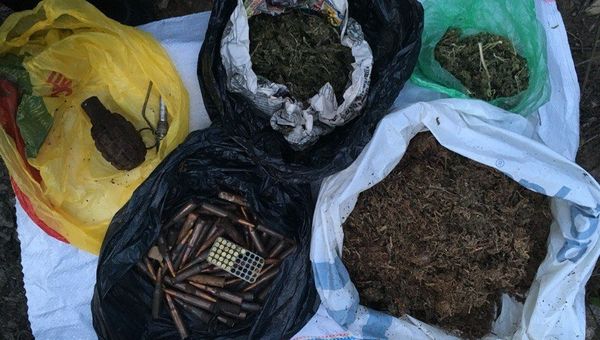 Тайник с оружием и наркотиками на кладбище в пригороде Ялты
