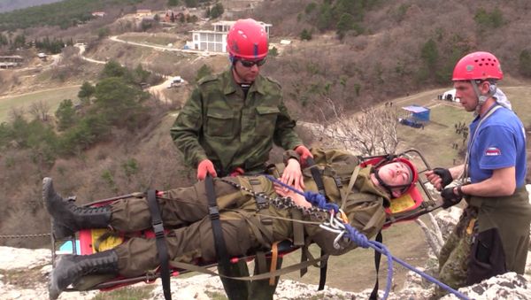 Крымские МЧС-ники провели учения по тушению крупного лесного пожара и спасению туристов в Ялтинском заповеднике