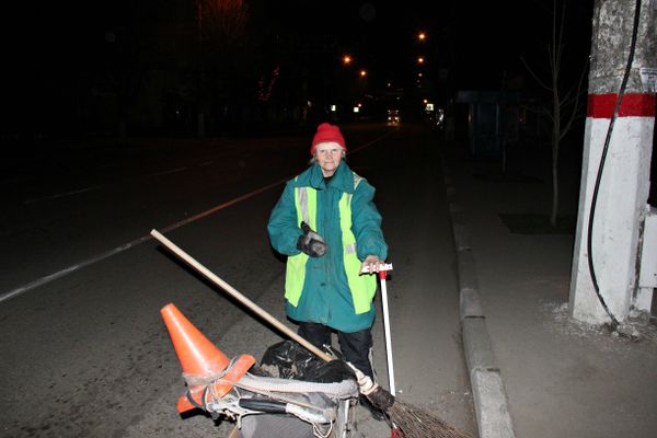 Уборка мусора в Симферополе. Дворник Галина Панченко