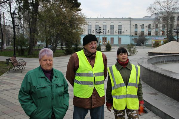 Уборка мусора в Симферополе. Дворники Александр Ткаченко, Екатерина Петренко и Людмила Маслюкова