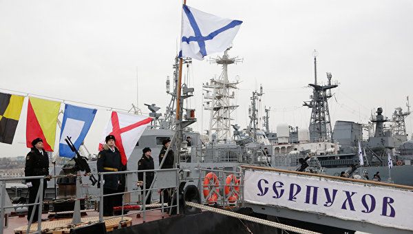 Подъем флагов ВМФ на новых малых ракетных кораблях Зеленый Дол и Серпухов