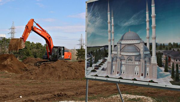 Строительная техника на месте строительства Соборной мечети