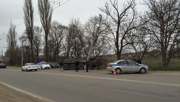 На трассе Симферополь-Ялта в селе Заречное БТР въехал в столб