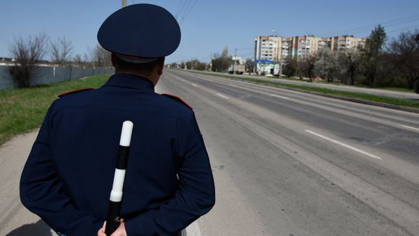Сотрудник ГИБДД на мобильном посту ДПС