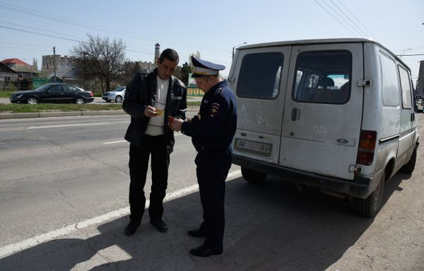 Сотрудник мобильного поста ДПС ГИБДД останавил машину с украинскими номерами Сотрудник мобильного поста ДПС ГИБДД останавил машину с украинскими номерами