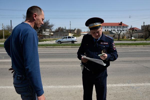Сотрудник мобильного поста ДПС ГИБДД останавил машину с украинскими номерами Сотрудник мобильного поста ДПС ГИБДД останавил машину с украинскими номерами