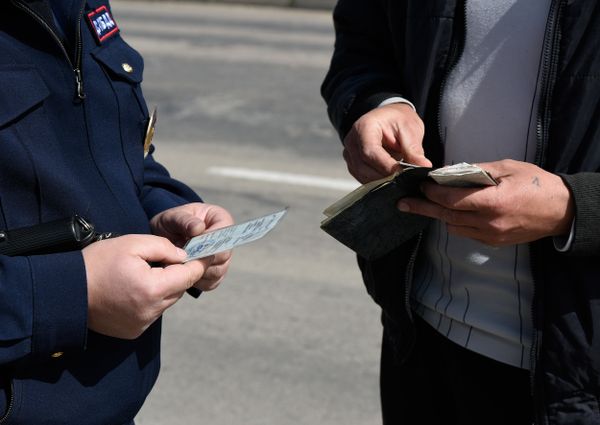 Сотрудник мобильного поста ДПС ГИБДД останавил машину с украинскими номерами Сотрудник мобильного поста ДПС ГИБДД останавил машину с украинскими номерами