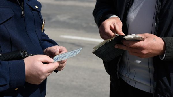Сотрудник мобильного поста ДПС ГИБДД останавил машину с украинскими номерами