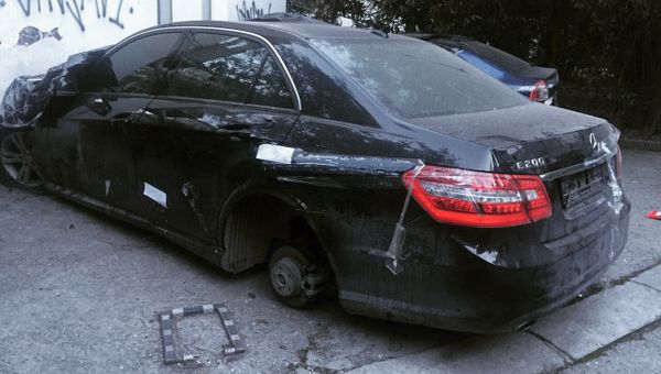 Сгоревший в Ялте автомобиль Mercedes, у которого воры сняли колесо