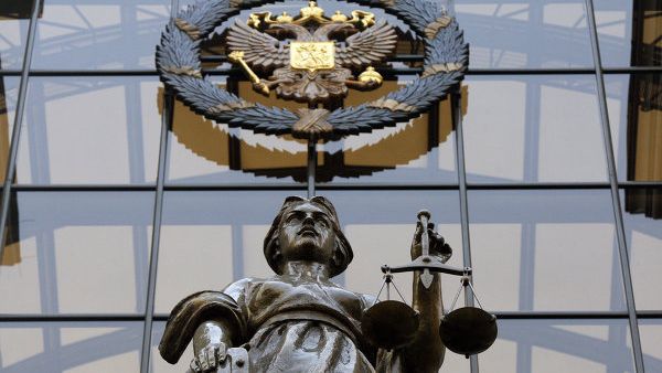 Статуя Фемиды на фасаде здания верховного суда РФ в Москве