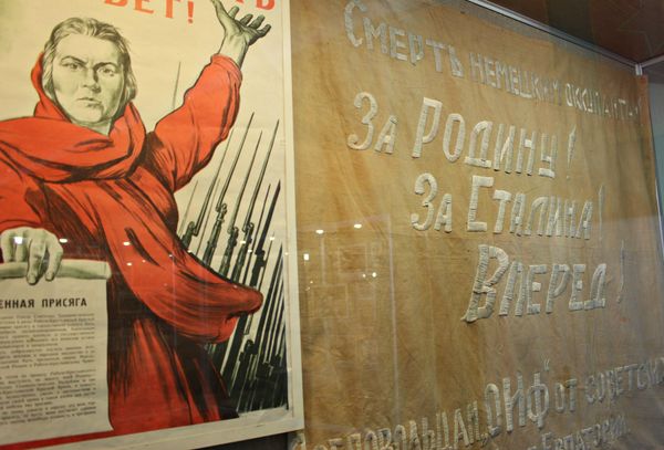 Знамя, вышитое женщинами Евпатории для защитников Крыма (Центральный музей Тавриды) Знамя, вышитое женщинами Евпатории для защитников Крыма (Центральный музей Тавриды)
