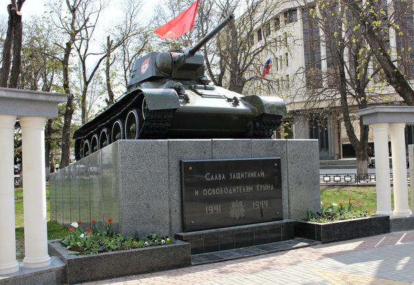 Памятник танку Т-34 в Симферополе Памятник танку Т-34 в Симферополе