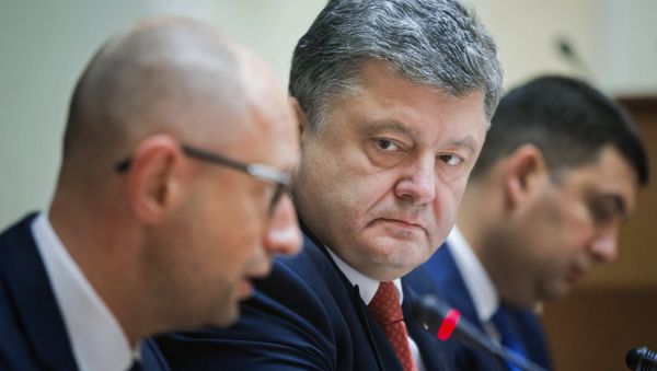 Премьер-министр Украины Арсений Яценюк, президент Украины Пётр Порошенко и председатель Верховной рады Украины Владимир Гройсман (слева направо) на расширенном заседании правительства Украины в Киеве