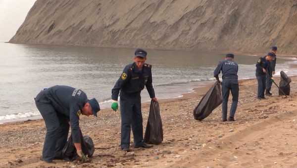 Крымские спасатели убирали мусор в Тихой бухте под Коктебелем Крымские спасатели убирали мусор в Тихой бухте под Коктебелем