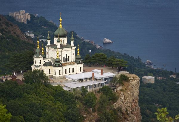 Храм Воскресения Христова более известен в народе как Форосская церковь. Культовое сооружение возвели в память о чудесном спасении царской семьи во время крушения поезда.