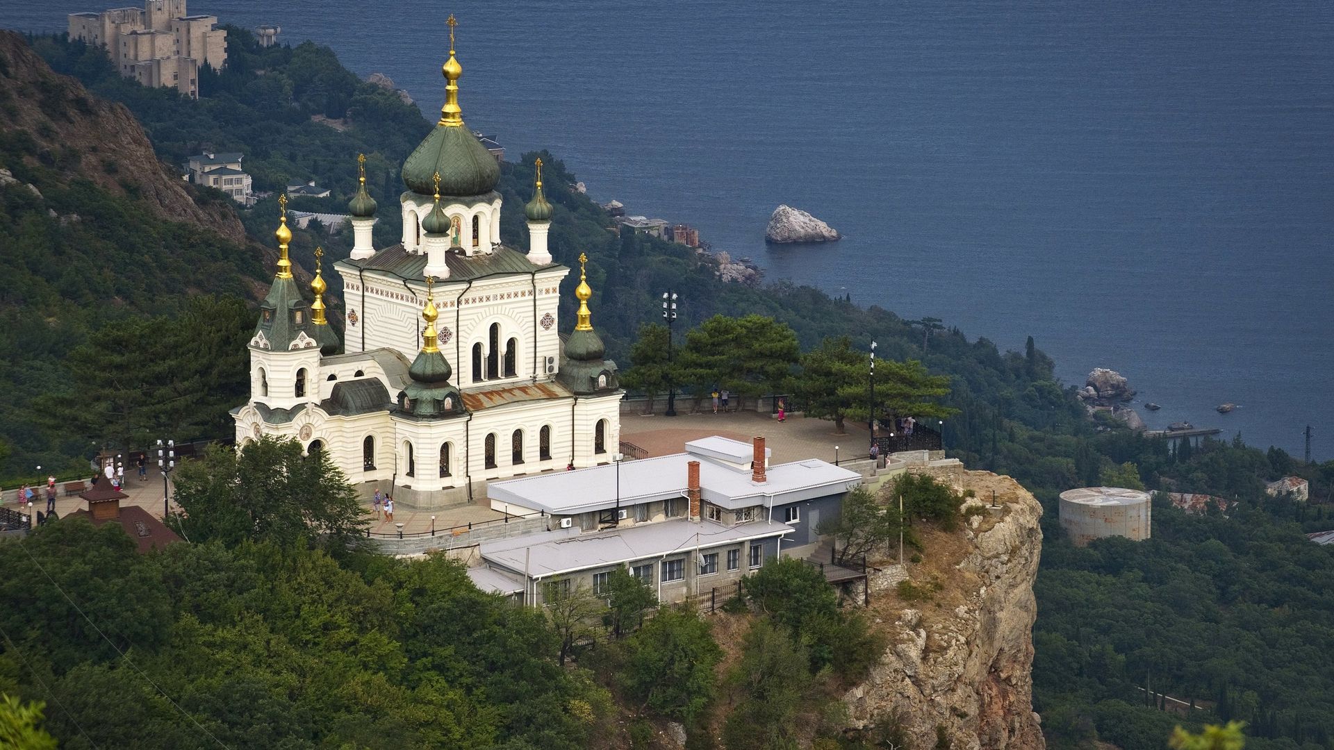 Храм Воскресения Христова более известен в народе как Форосская церковь. Культовое сооружение возвели в память о чудесном спасении царской семьи во время крушения поезда. - РИА Новости, 1920, 09.11.2022