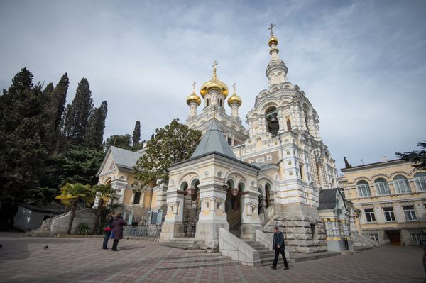 Собор Александра Невского является одним из красивейших храмов Ялты. Строительство объекта велось с 1891 по 1902 год.