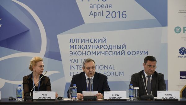 II Ялтинский международный экономический форум. Слева направо: Анна Лупашко - Советник Греко-Евразийского Делового совета, Президент национального объединения технологического и ценового аудита, Георгий Мурадов - Заместитель Председателя Совета министра РК, Постоянный представитель РК при Президенте РФ, Председатель Ассоциации культурного и делового сотрудничества и дружбы с народами Греции и Кипра, Андрей Ростенко - глава администрации города Ялты РК