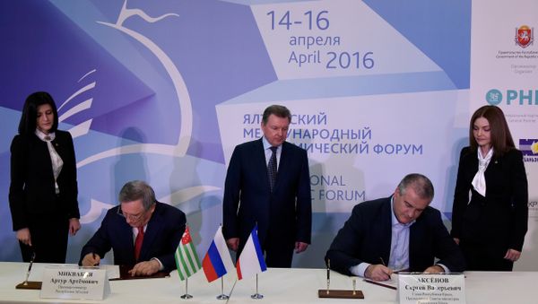 Подписание соглашения о торгово-экономическом, научно-техническом и гуманитарном сотрудничестве Республики Крым и Республики Абхазия. Глава Республики Крым, председатель Совета Министров Сергей Аксенов (справа) и премьер-министр Республики Абхазия Артур Миквабия (слева). В центре полномочный представитель президента РФ в КФО Олег Белавенцев.