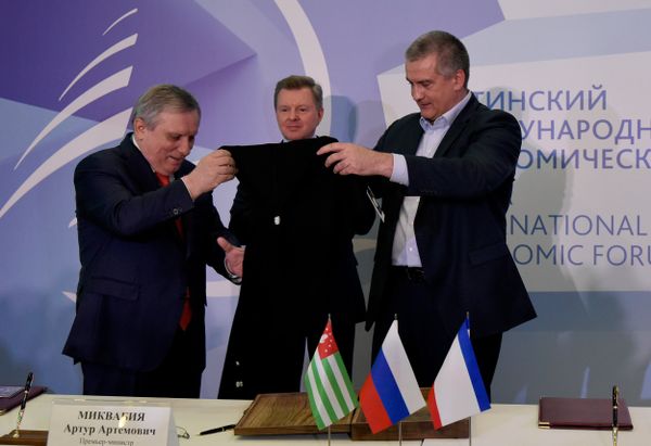Подписание соглашения о торгово-экономическом, научно-техническом и гуманитарном сотрудничестве Республики Крым и Республики Абхазия. Глава Республики Крым, председатель Совета Министров Сергей Аксенов (справа) и премьер-министр Республики Абхазия Артур Миквабия (слева) обмениваются подарками.
