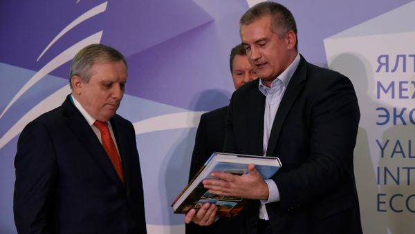 Подписание соглашения о торгово-экономическом, научно-техническом и гуманитарном сотрудничестве Республики Крым и Республики Абхазия. Глава Республики Крым, председатель Совета Министров Сергей Аксенов (справа) и премьер-министр Республики Абхазия Артур Миквабия (слева) обмениваются подарками.