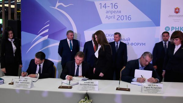 Подписание инвестиционного договора о реализации проекта Строительство нового аэровокзального комплекса аэропорта Симферополь. Олег Жестков - генеральный директор ООО Международный аэропорт Симферополь, Евгений Плаксин - генеральный директор акционерного общества Международный аэропорт Симферополь, Сергей Аксенов - глава Республики Крым.
