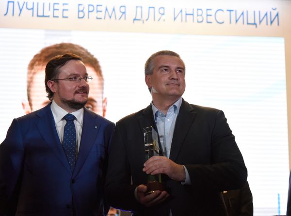 Конкурс Предприниматель года Крым 2015. Президент Общероссийской общественной организации Деловая Россия Алексей Репик и глава Республики Крым Сергей Аксенов