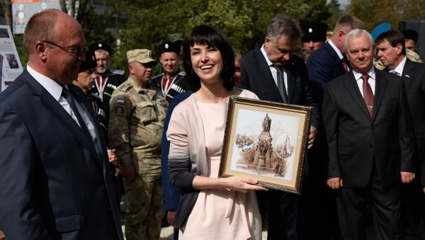 В Симферополе заложили капсулу строительства памятника Екатерине II. Руководитель Межрегиональной общественной организации Русское единство Елена Аксенова.