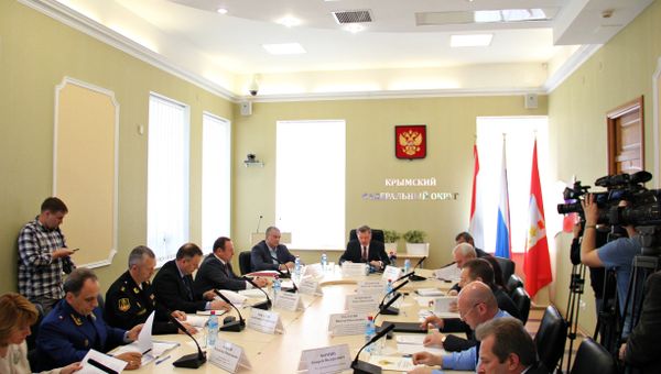 Совещание, посвященное предстоящему курортному сезону в Крыму, в резиденции полпреда президента РФ в КФО