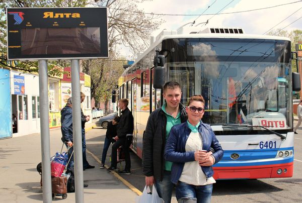 Одни из первых пассажиров возобновленного троллебусного маршрута между Симферополем и Ялтой