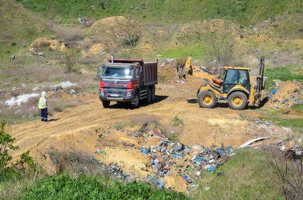 Строители Крымского моста провели субботник в станице Тамань