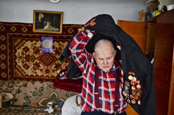 Ветеран Великой Отечественной войны Михаил Радченко у себя дома в посёлке Аджимушкай, Керчь Ветеран Великой Отечественной войны Михаил Радченко у себя дома в посёлке Аджимушкай, Керчь