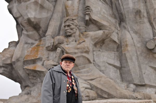 Ветеран Великой Отечественной войны Михаил Радченко около входа в музей истории обороны Аджимушкайских каменоломен в Керчи Ветеран Великой Отечественной войны Михаил Радченко около входа в музей истории обороны Аджимушкайских каменоломен в Керчи