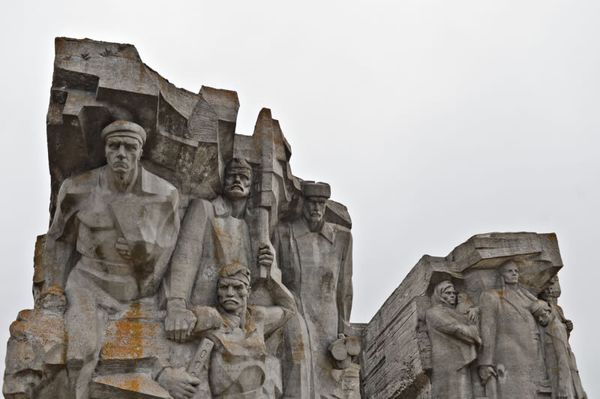 Фрагмент мемориала защитникам Аджимушкая (проект скульпторов Б. Е. Климушко, Е. Е. Горбань и архитектора С.Н. Миргородского) на входе в Музей истории обороны Аджимушкайских каменоломен в Керчи Фрагмент мемориала защитникам Аджимушкая (проект скульпторов Б. Е. Климушко, Е. Е. Горбань и архитектора С.Н. Миргородского) на входе в Музей истории обороны Аджимушкайских каменоломен в Керчи