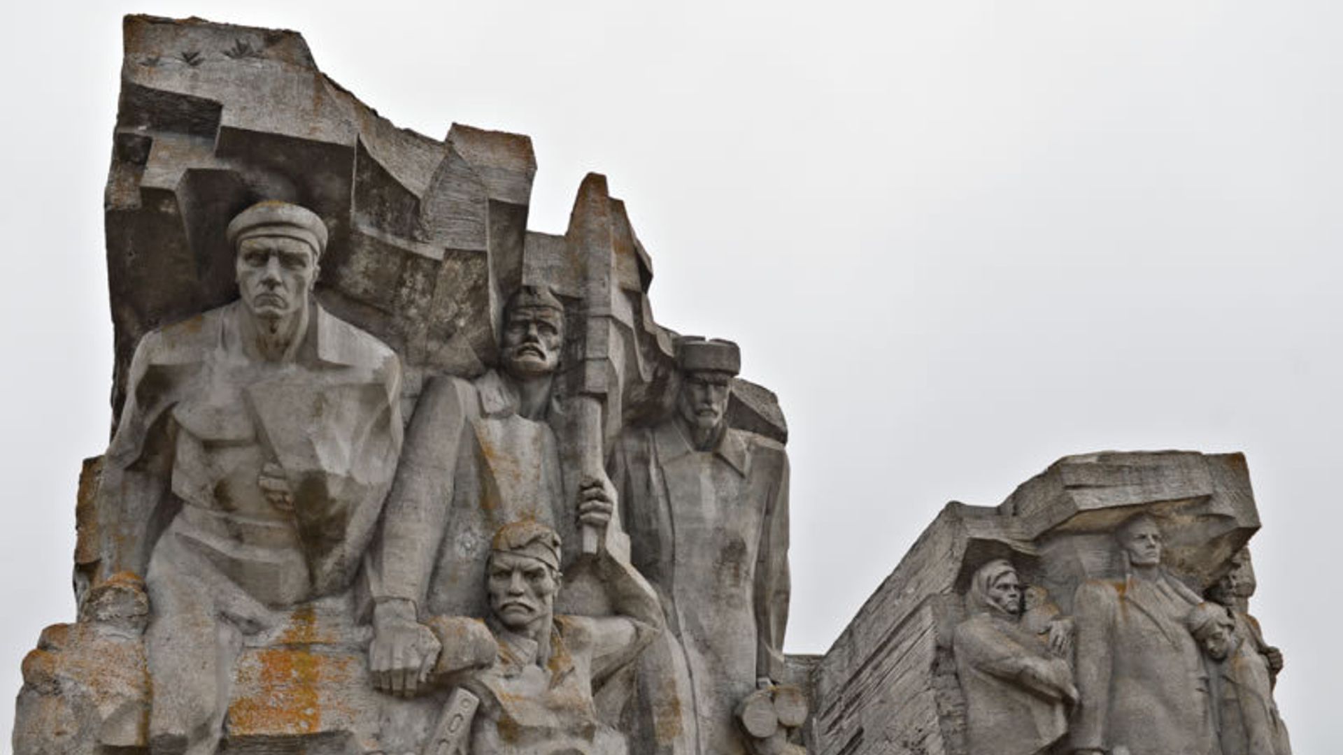 Фрагмент мемориала защитникам Аджимушкая (проект скульпторов Б. Е. Климушко, Е. Е. Горбань и архитектора С.Н. Миргородского) на входе в Музей истории обороны Аджимушкайских каменоломен в Керчи - РИА Новости, 1920, 06.05.2025
