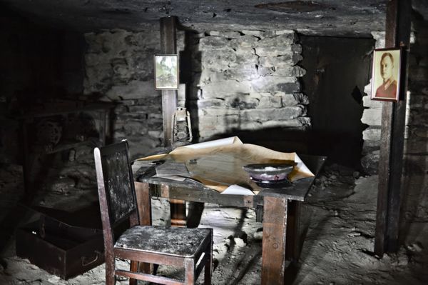 Командный пункт оборонявшихся в Аджимушкайских каменоломнях в годы Великой Отечественной войны (в настоящее время - часть подземной экспозиции Музея истории обороны Аджимушкайских каменоломен в Керчи) Командный пункт оборонявшихся в Аджимушкайских каменоломнях в годы Великой Отечественной войны (в настоящее время - часть подземной экспозиции Музея истории обороны Аджимушкайских каменоломен в Керчи)