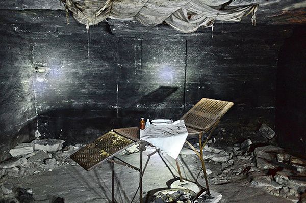 Операционная оборонявшихся в Аджимушкайских каменоломнях в годы Великой Отечественной войны (в настоящее время - часть подземной экспозиции Музея истории обороны Аджимушкайских каменоломен в Керчи) Операционная оборонявшихся в Аджимушкайских каменоломнях в годы Великой Отечественной войны (в настоящее время - часть подземной экспозиции Музея истории обороны Аджимушкайских каменоломен в Керчи)