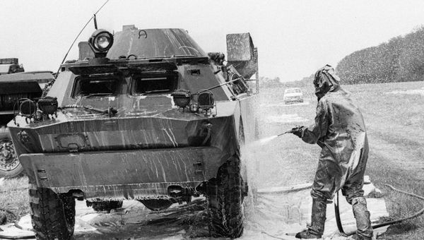 Военная техника, работающая в зоне Чернобыльской катастрофы, проходит дезактивацию на специально созданном пункте. 1986 год Военная техника, работающая в зоне Чернобыльской катастрофы, проходит дезактивацию на специально созданном пункте. 1986 год