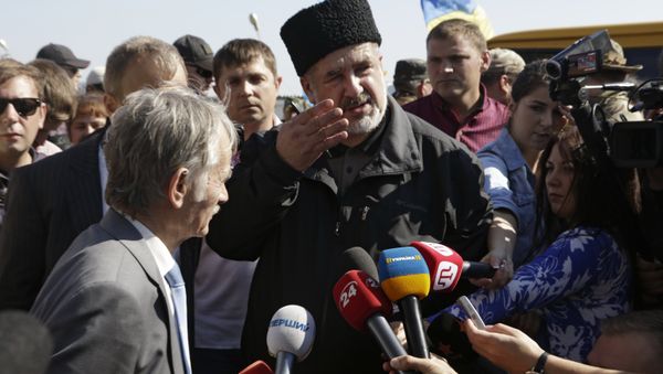 Депутат Верховной рады Украины Мустафа Джемилев и председатель Меджлиса крымско-татарского народа Рефат Чубаров (в центре слева направо)