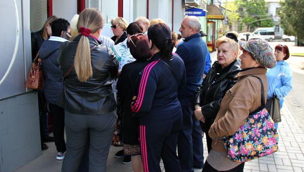 Очереди за талонами на получение услуг в Государственном комитете по государственной регистрации и кадастру Республики Крым